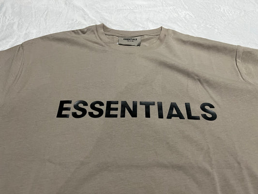 fear-of-god-essentials-boxy-t-shirt-applique-logo-taupe-2-Drip Store Argentina