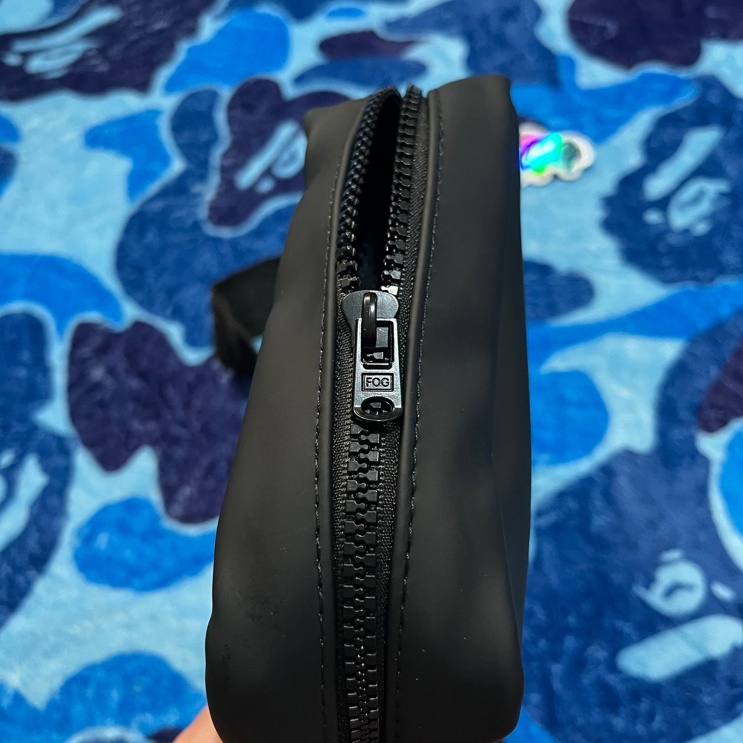 fear-of-god-essentials-shoulder-bag-black-8-Drip Store Argentina