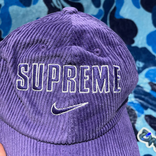 Gorra Supreme x Nike Violeta
