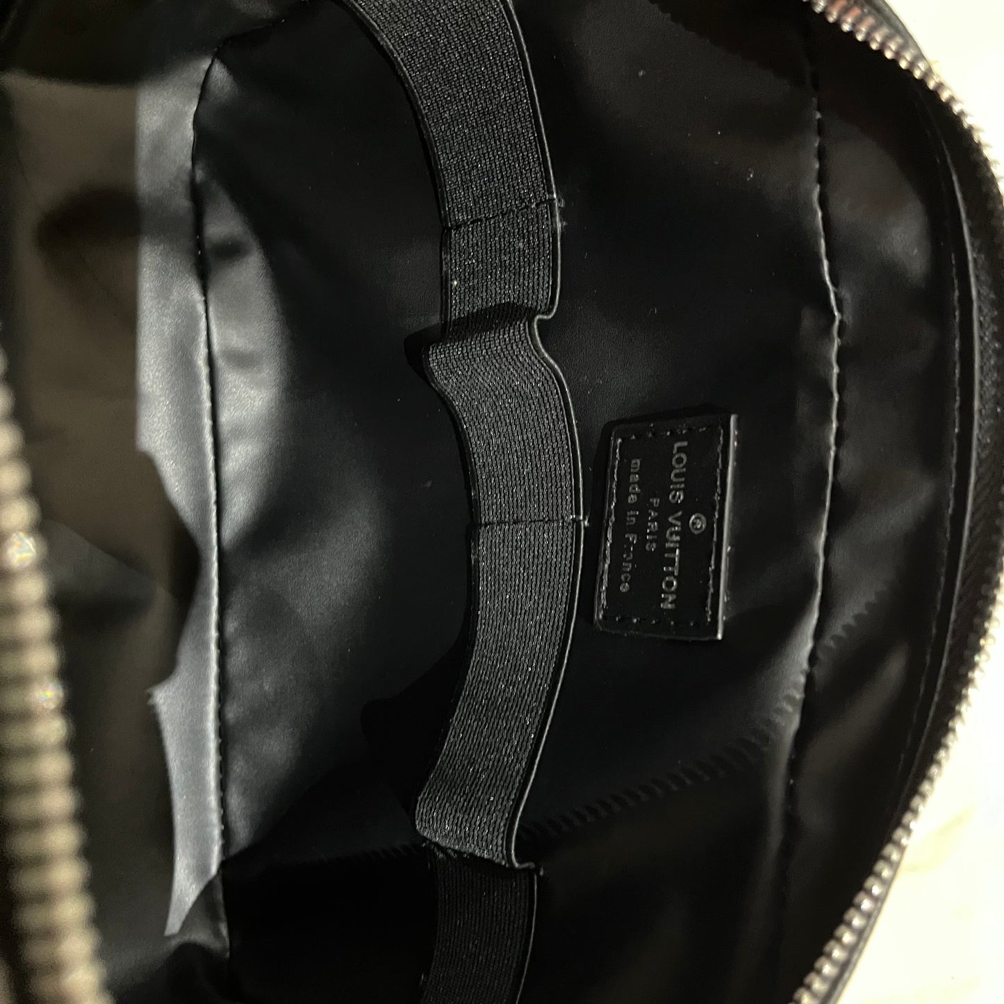 louis-vuitton-monogram-eclipse-truth-toilette-gm-makeup-pouch-9-Drip Store Argentina