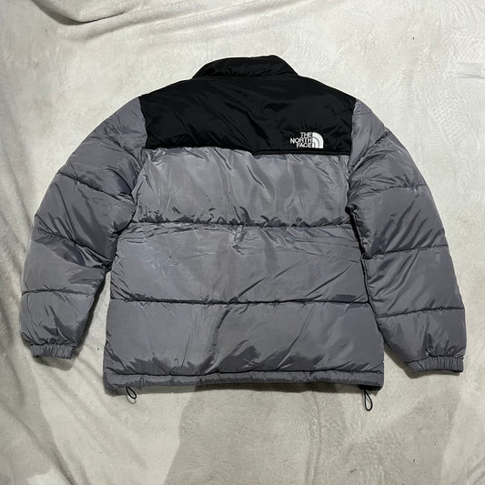 the-north-face-1996-retro-nuptse-700-fill-packable-jacket-grey-2-Drip Store Argentina