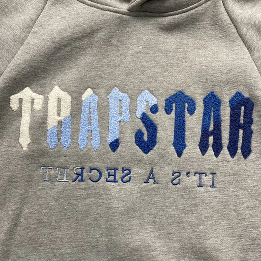trapstar-chenille-decoded-tracksuit-grey-ice-flavours-2_0-edition-2-Drip Store Argentina