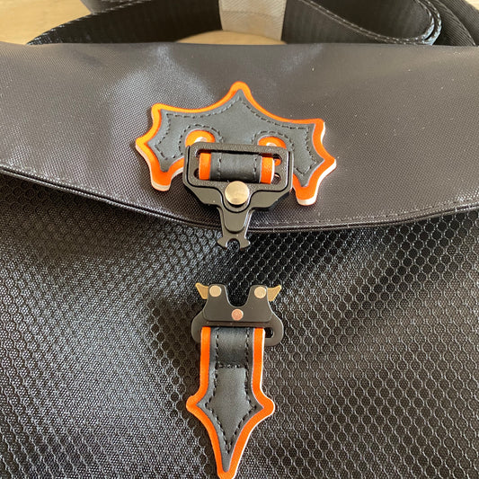 trapstar-irongate-1_0-crossbody-bag-black-orange-2-Drip Store Argentina