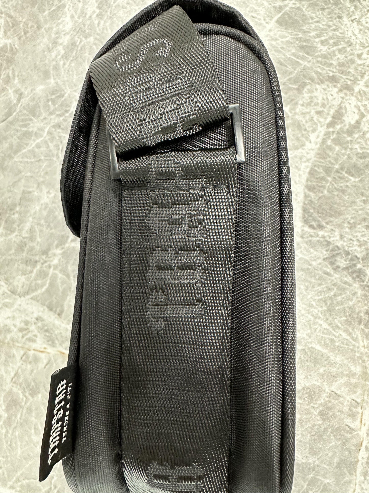 trapstar-irongate-1_0-crossbody-bag-gradient-red-6-Drip Store Argentina