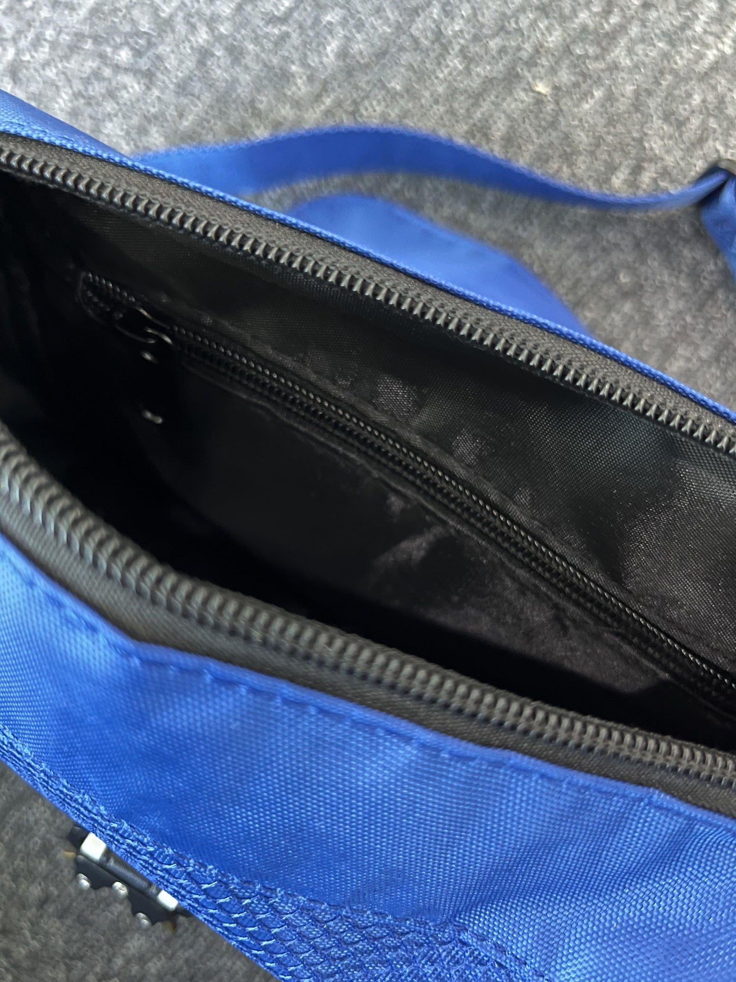 trapstar-irongate-t-crossbody-bag-blue-6-Drip Store Argentina