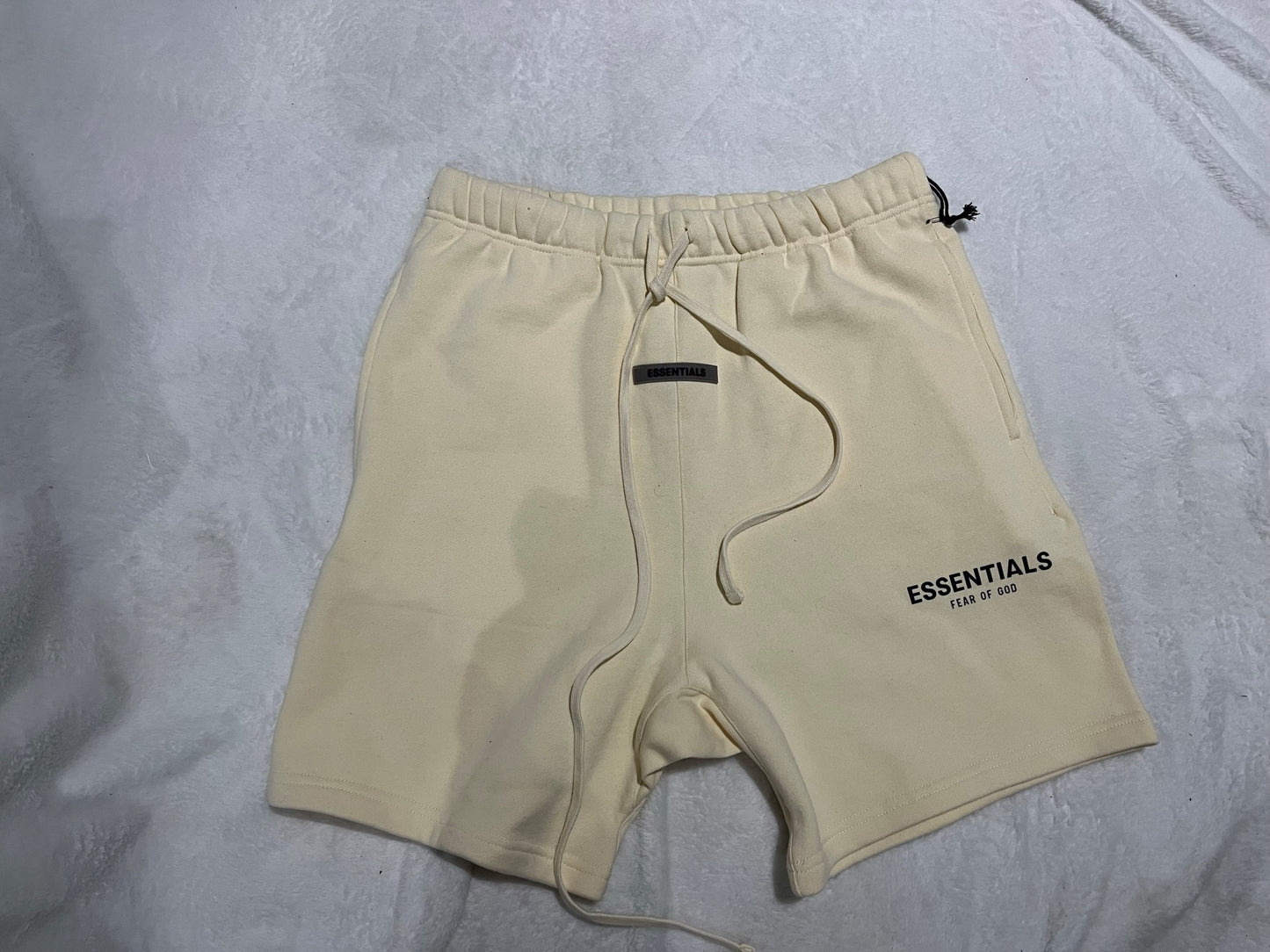 FEAR OF GOD ESSENTIALS FLEECE SHORTS BUTTERCREAM