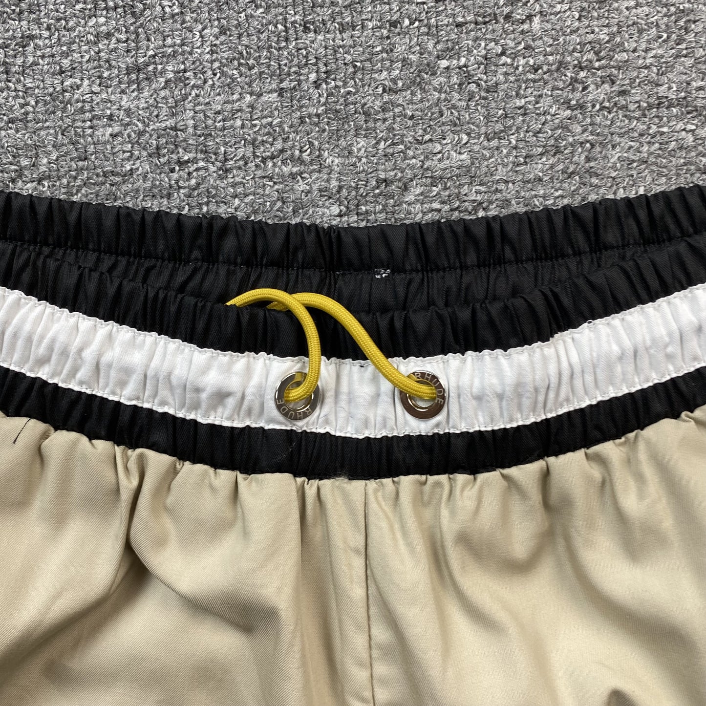 RHUDE COURT LOGO SHORTS BEIGE