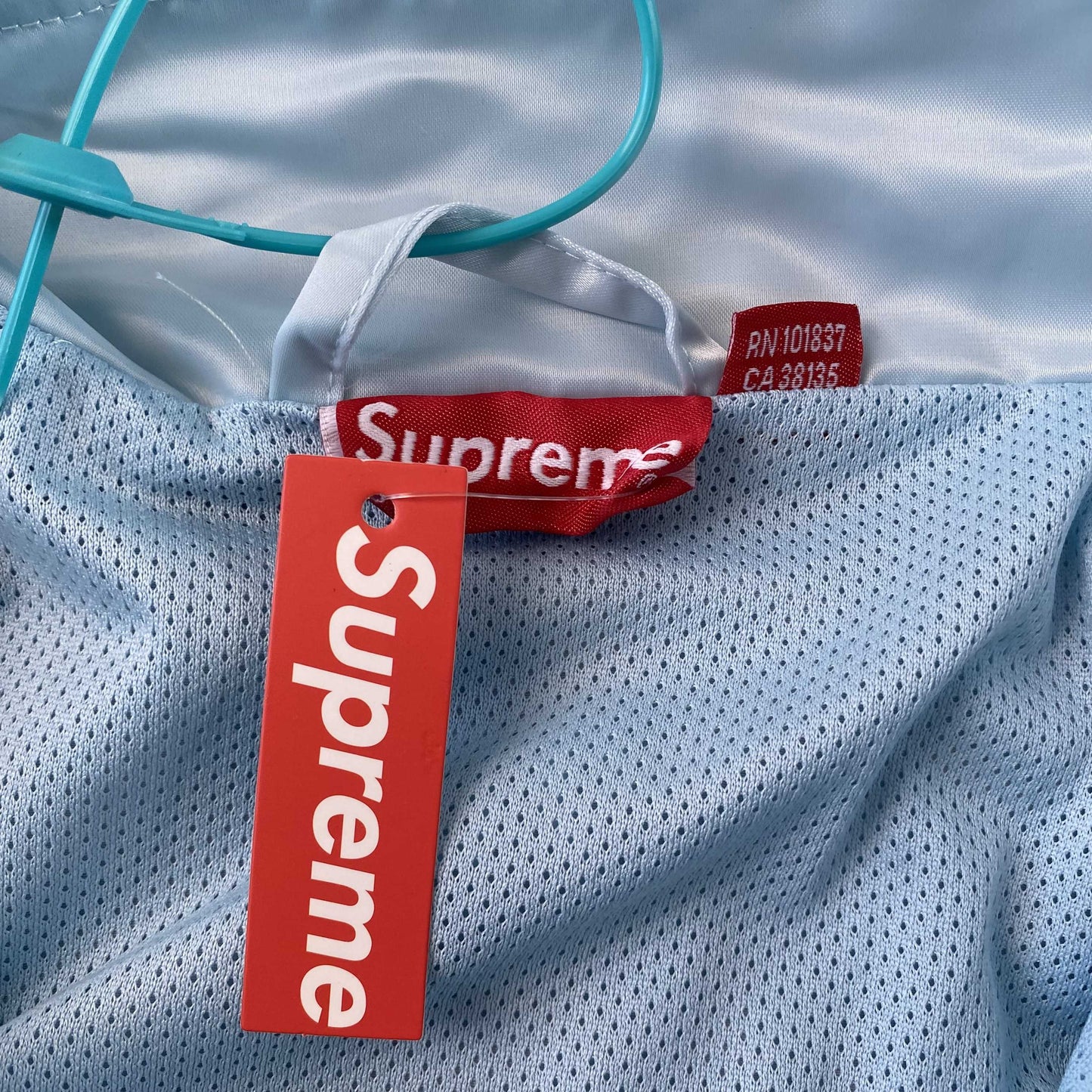 Campera Supreme Satin Piping Pullover Celeste