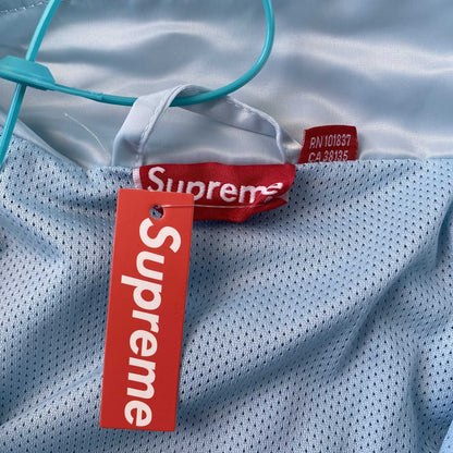 Campera Supreme Satin Piping Pullover Celeste