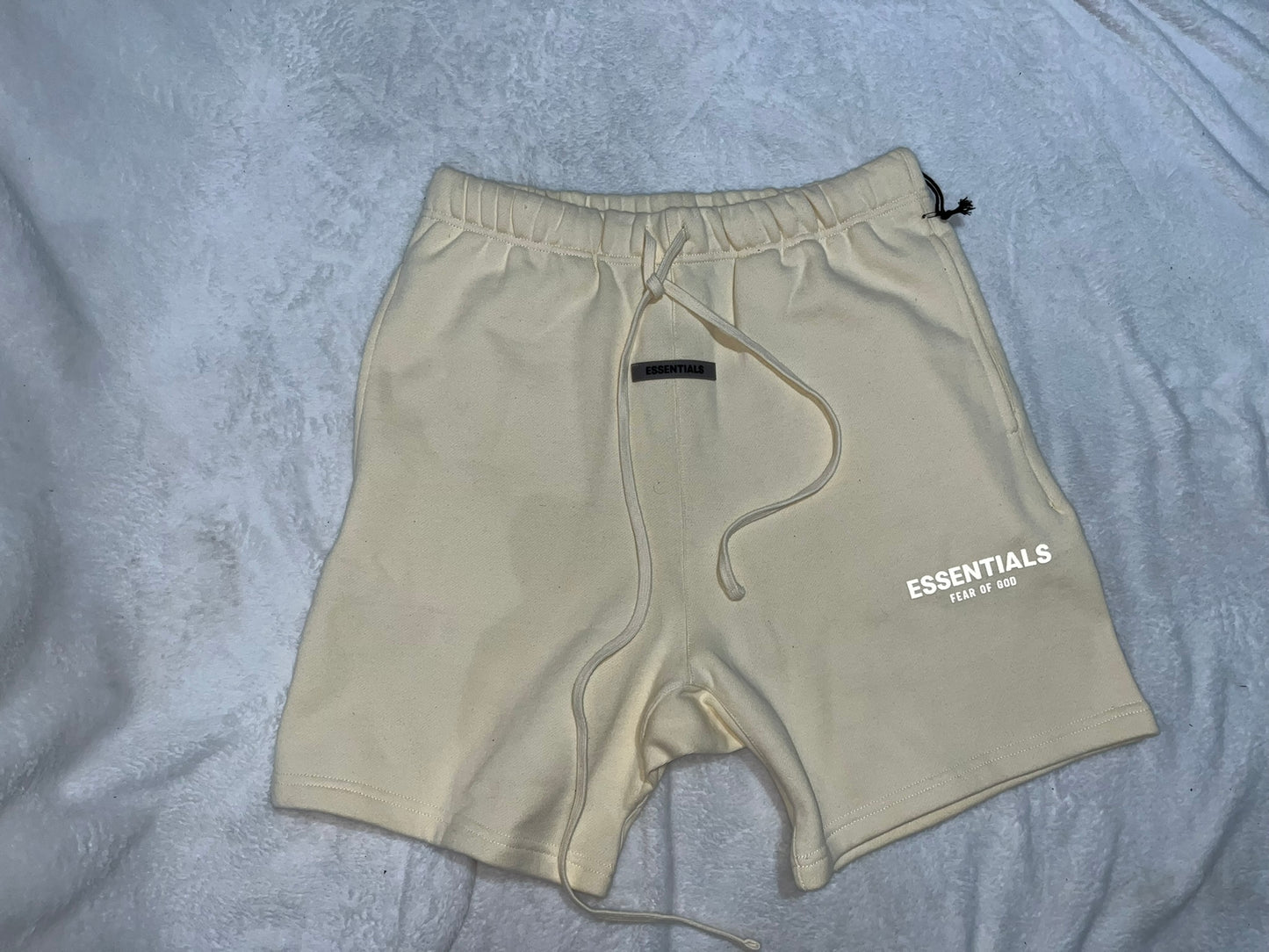 FEAR OF GOD ESSENTIALS FLEECE SHORTS BUTTERCREAM