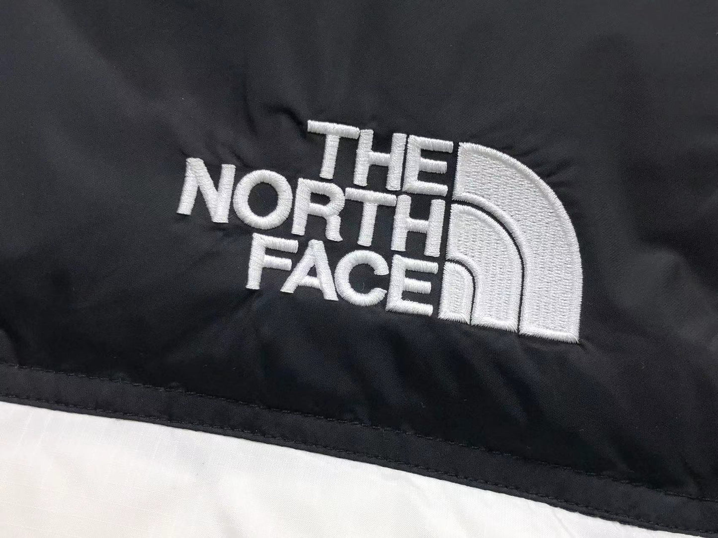 THE NORTH FACE 1996 RETRO NUPTSE VEST WHITE