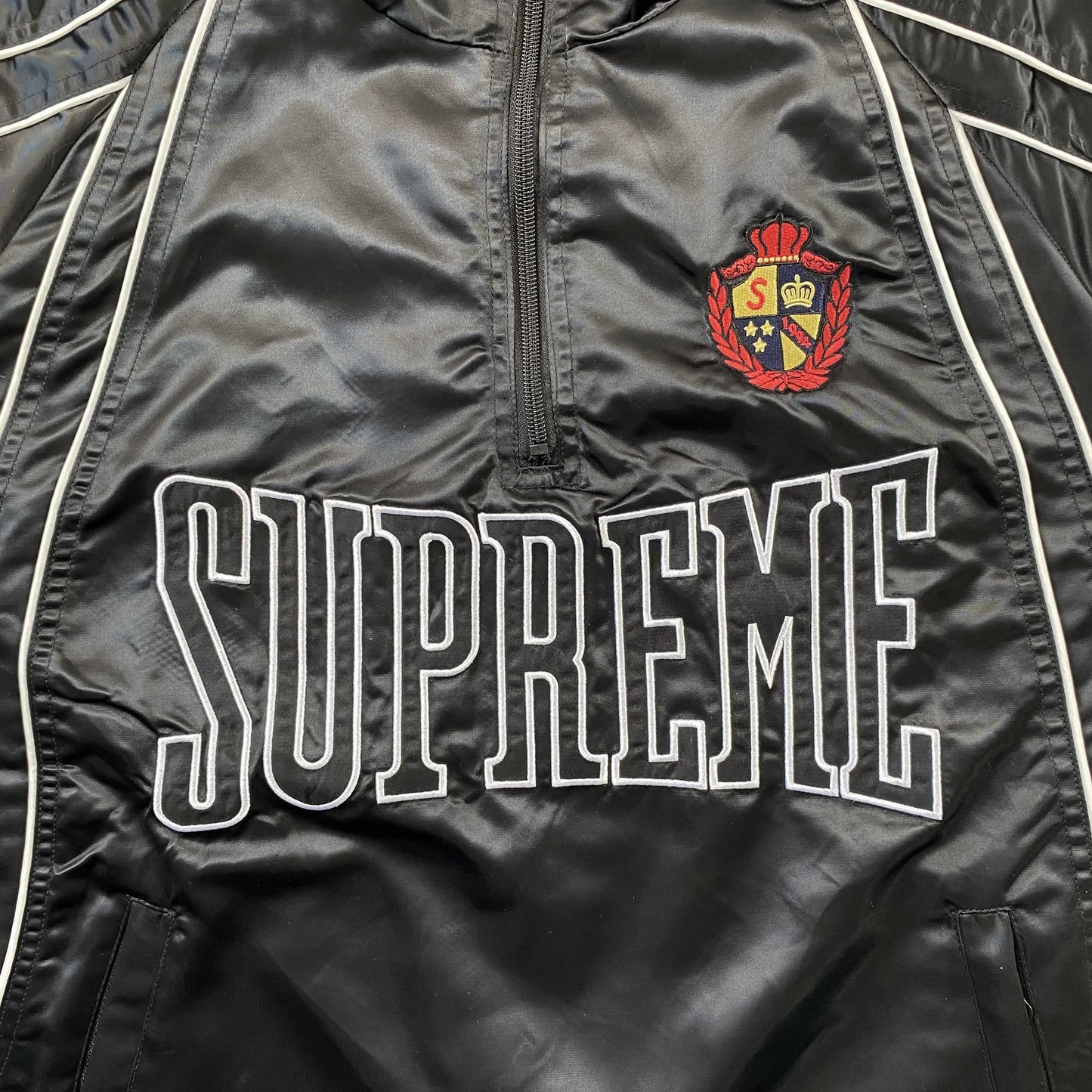 Campera Supreme Satin Piping Pullover Negra