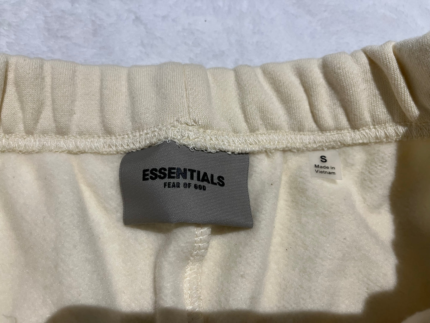 FEAR OF GOD ESSENTIALS FLEECE SHORTS BUTTERCREAM