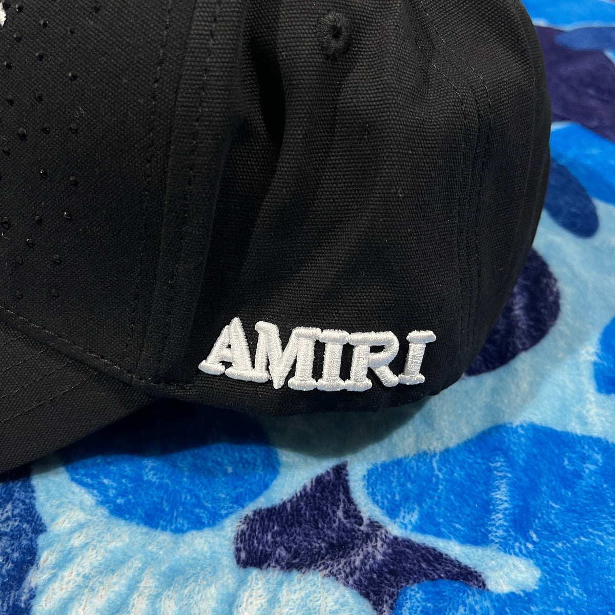 Gorra Amiri Qaud Brillos Blanca/Negra