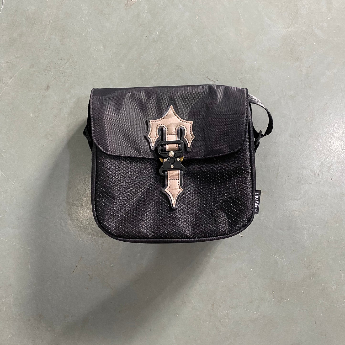 TRAPSTAR IRONGATE 1.0 CROSSBODY BAG BLACK TIGER CAMO