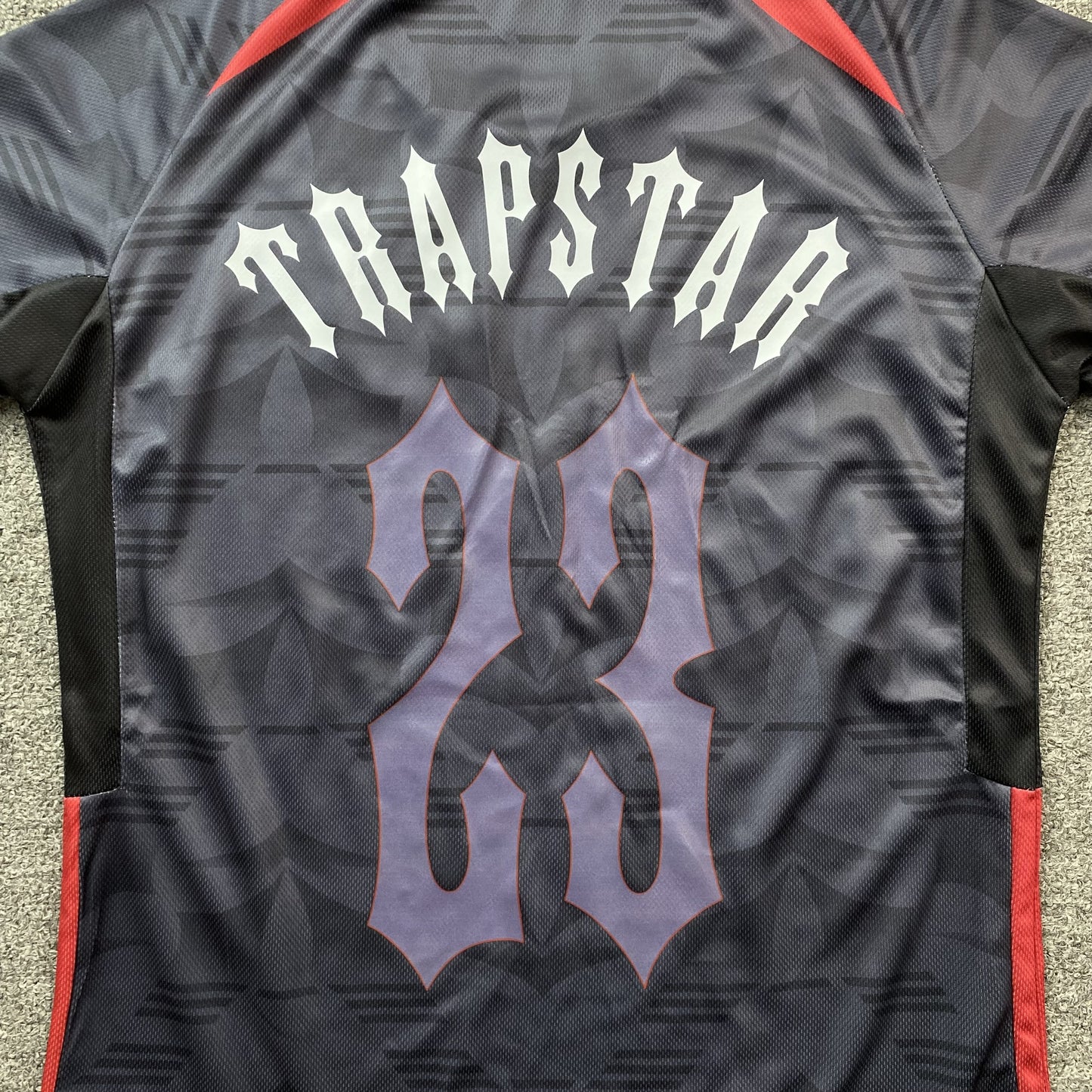 TRAPSTAR IRONGATE FOOTBALL JERSEY BLACK RED