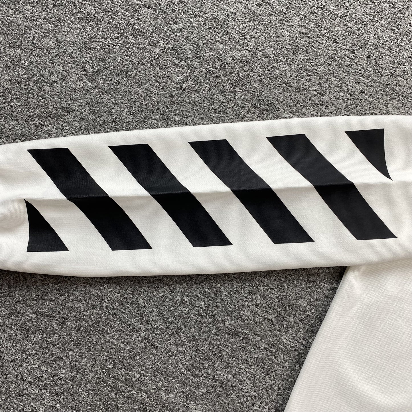 OFF WHITE DIAG HELVETICA CREWNECK WHITE