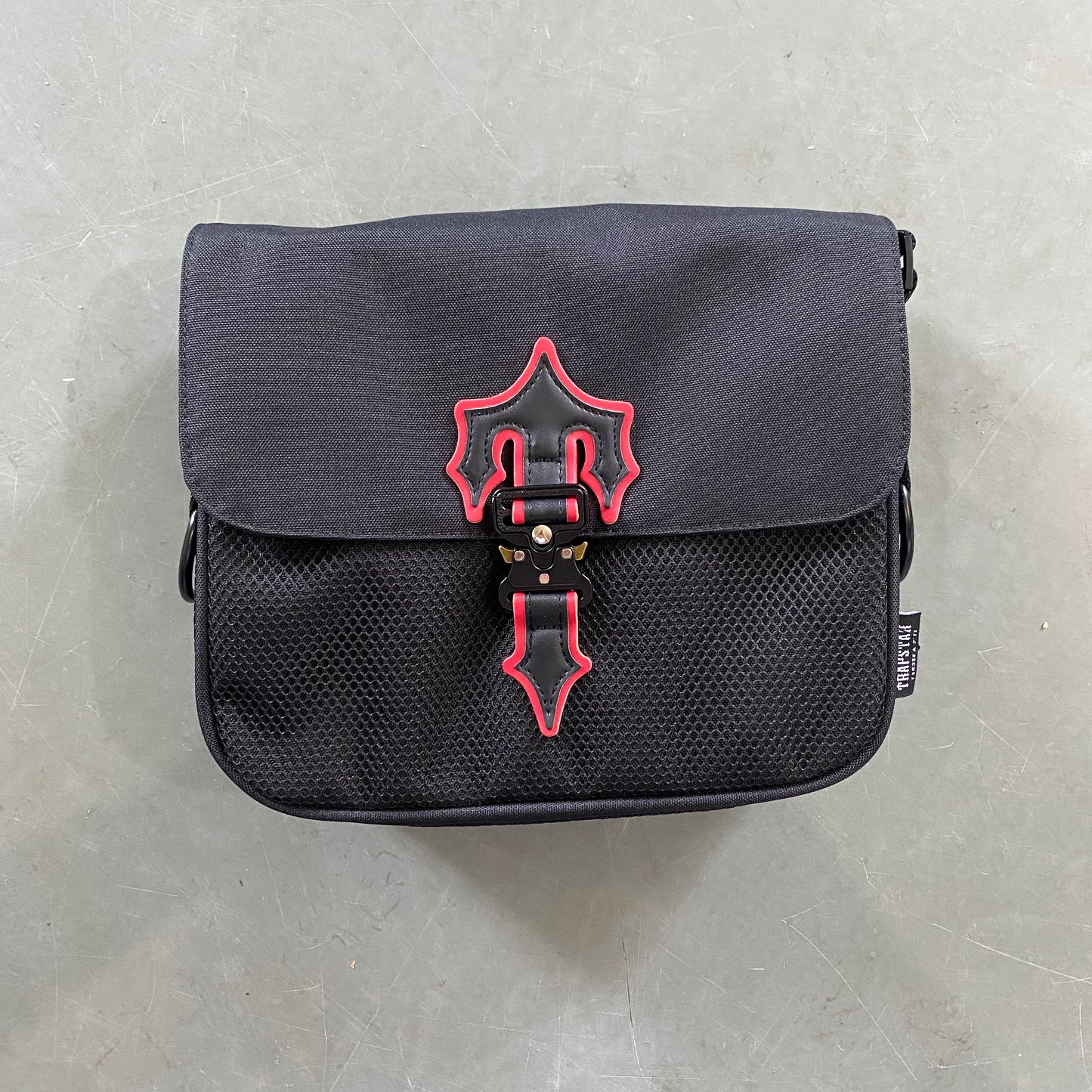 TRAPSTAR IRONGATE 1.0 CROSSBODY BAG BLACK RED