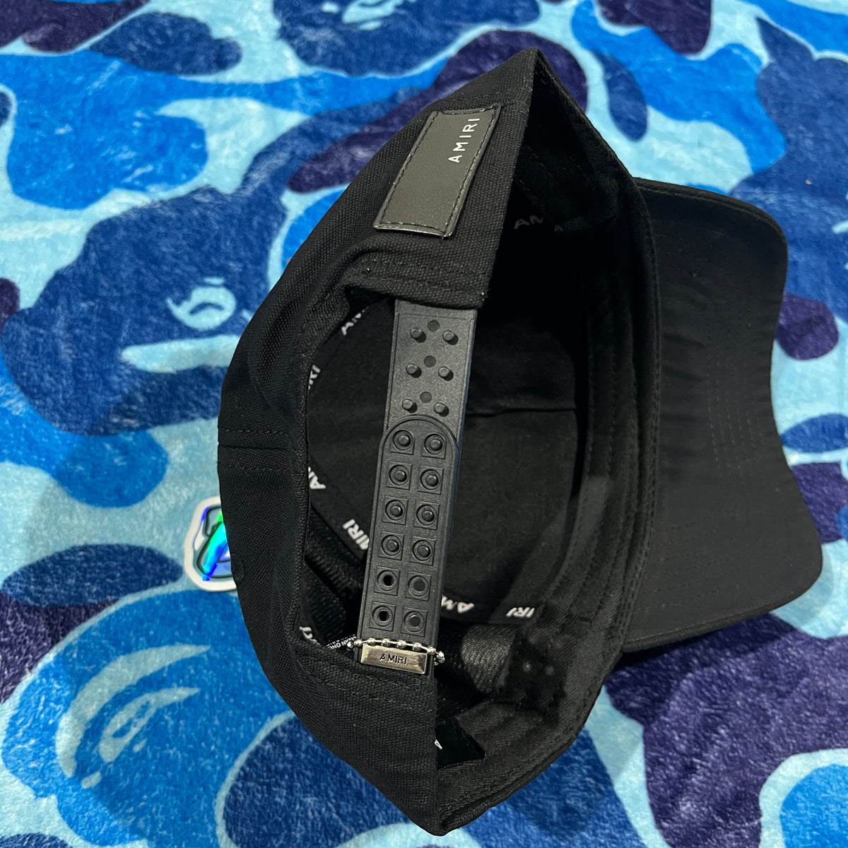 Gorra Amiri Qaud Brillos Negra/Negra