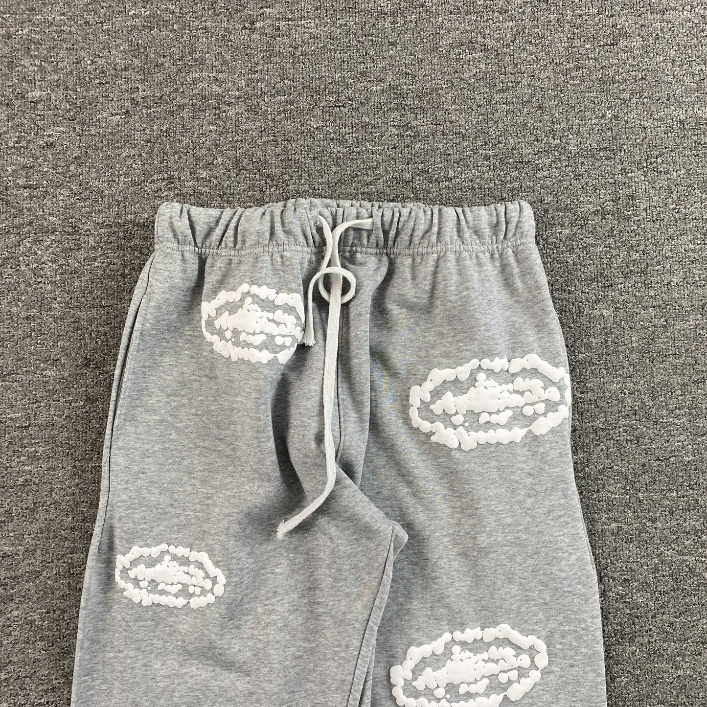 Pantalon Corteiz x Denim Tears Island Wreath Gris