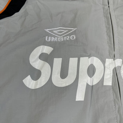 Campera Supreme X Umbro Gris M