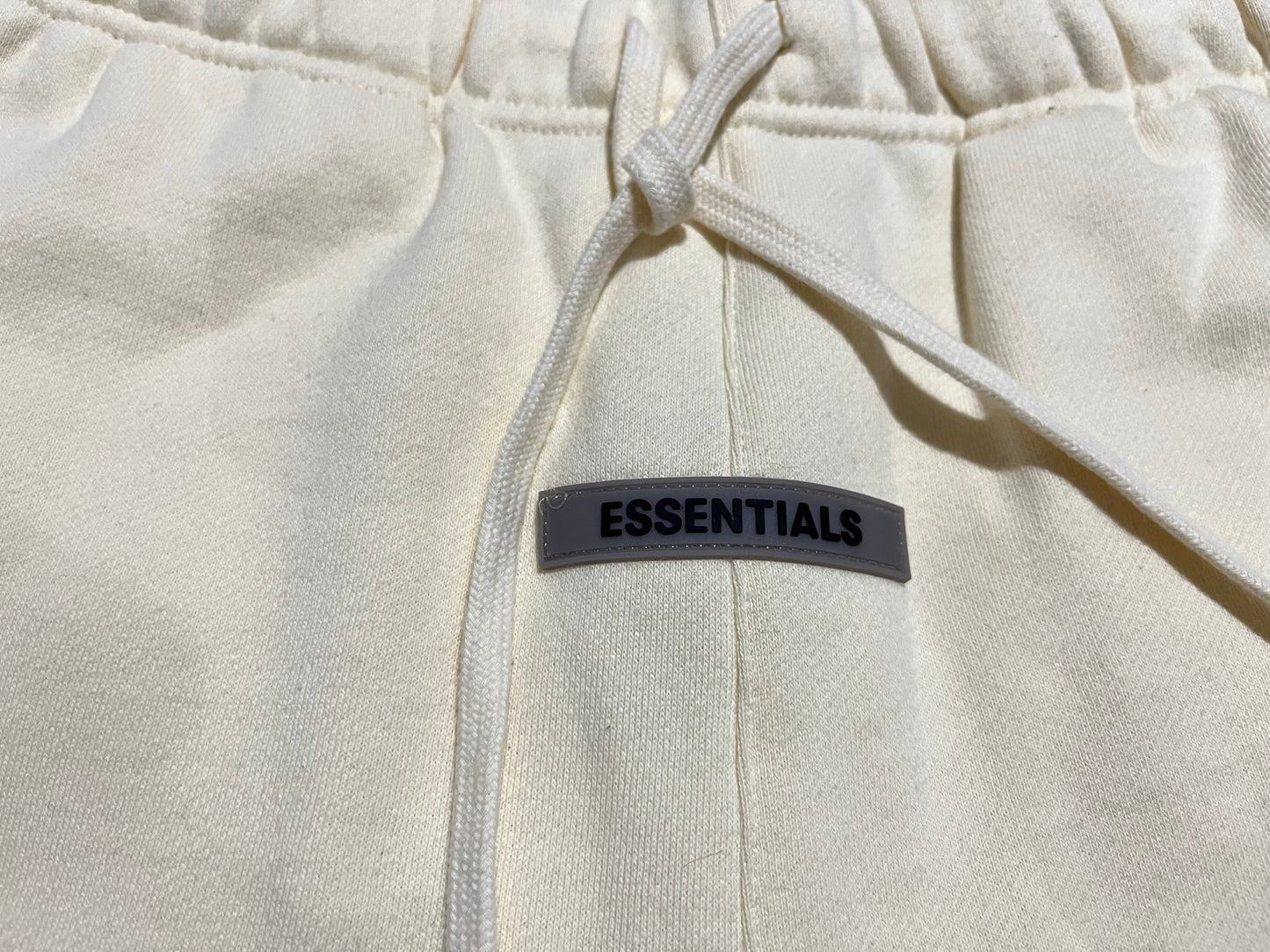 FEAR OF GOD ESSENTIALS FLEECE SHORTS BUTTERCREAM