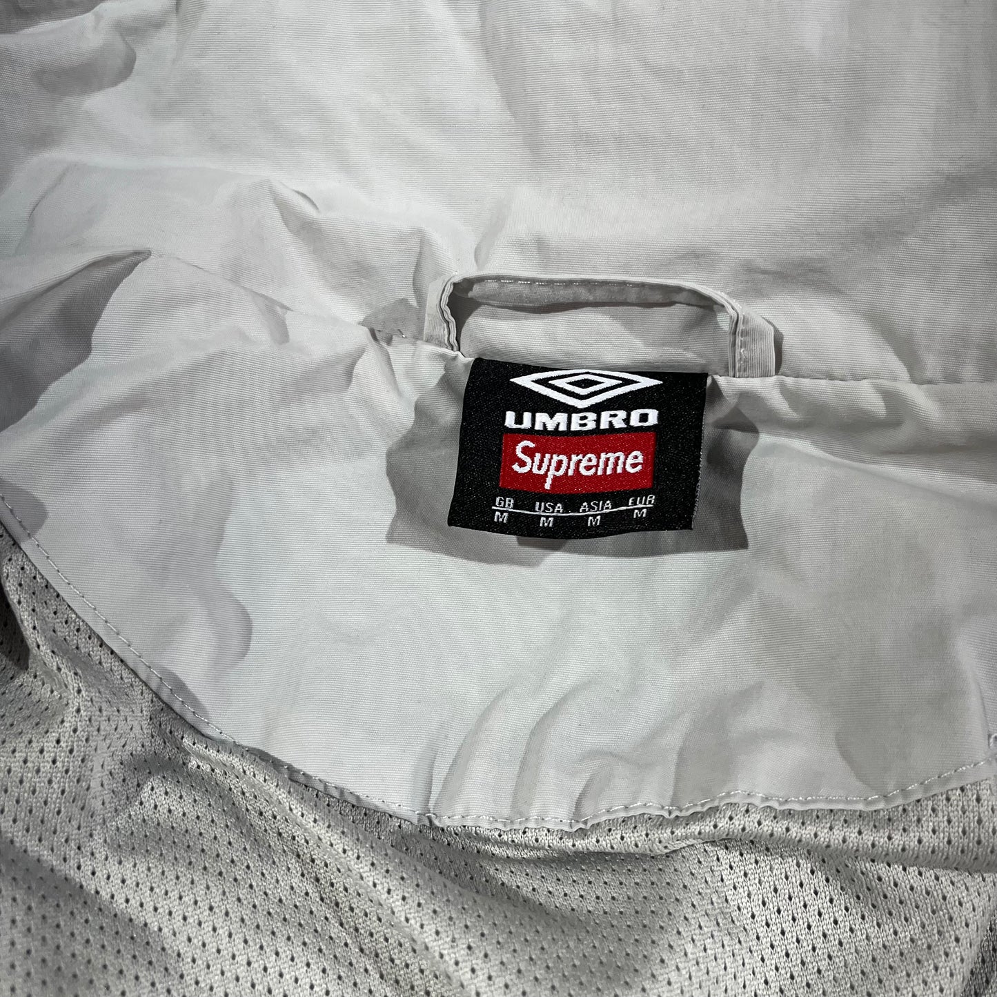 Campera Supreme X Umbro Gris M