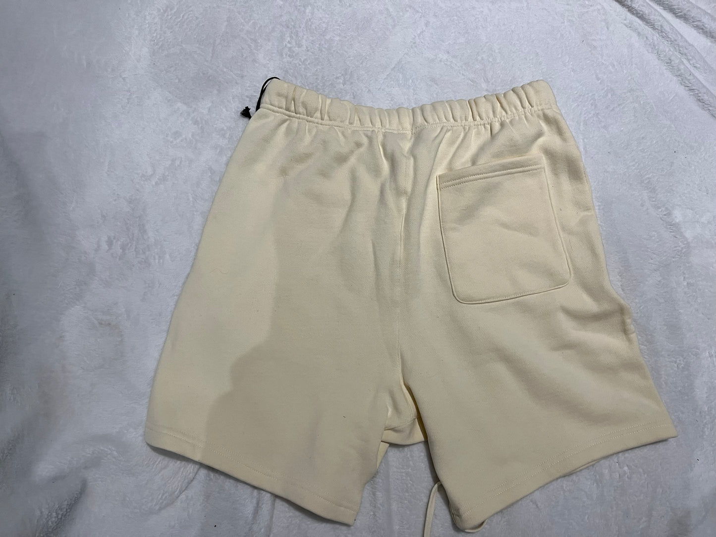 FEAR OF GOD ESSENTIALS FLEECE SHORTS BUTTERCREAM