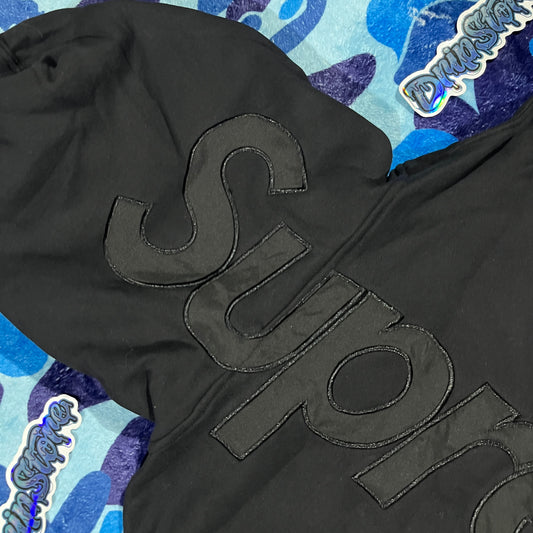 Buzo Supreme Satin Applique Negro S