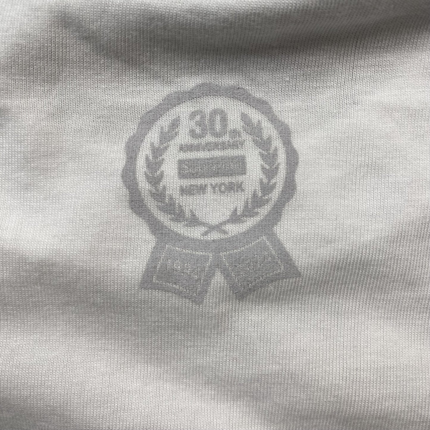 Supreme-30th-Anniversary-First-Tee-White-4-Drip Store Argentina