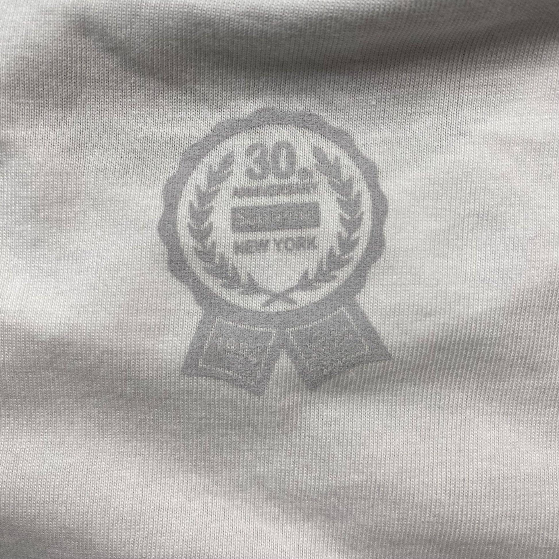 Supreme-30th-Anniversary-First-Tee-White-4-Drip Store Argentina