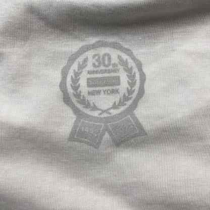 Supreme-30th-Anniversary-First-Tee-White-4-Drip Store Argentina