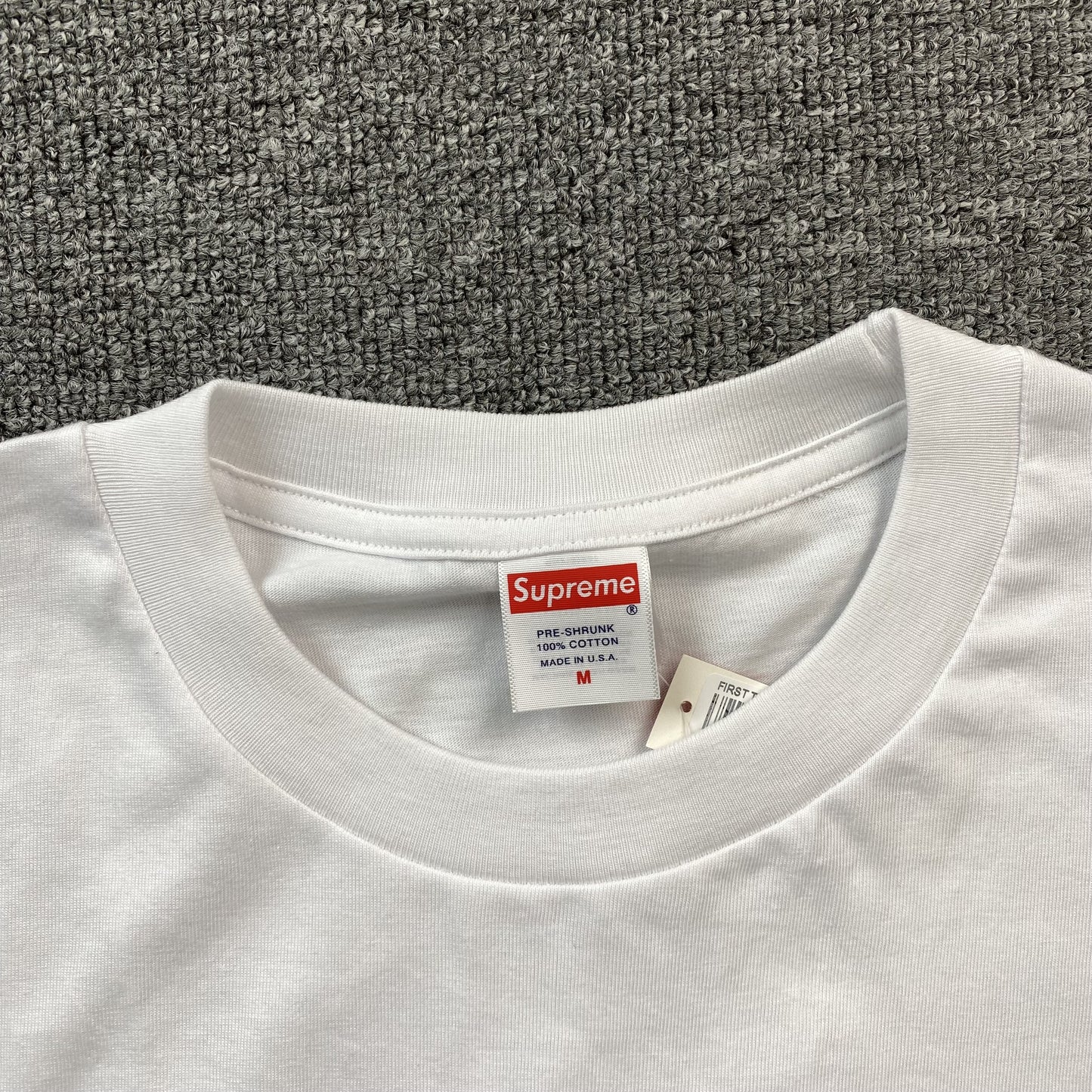 Supreme-30th-Anniversary-First-Tee-White-5-Drip Store Argentina