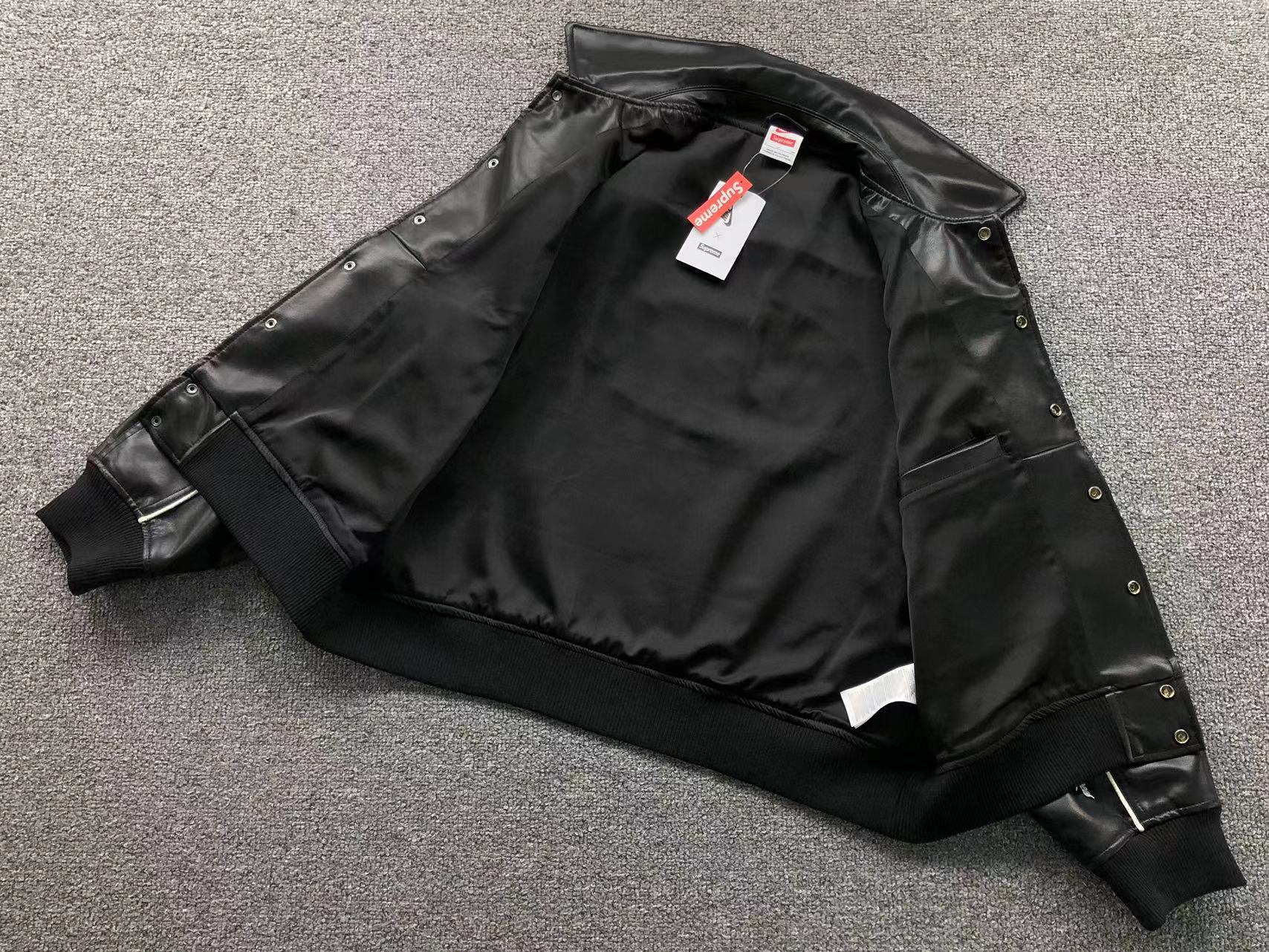 Supreme-Nike-Leather-Varsity-Jacket-Black-10-Drip Store Argentina
