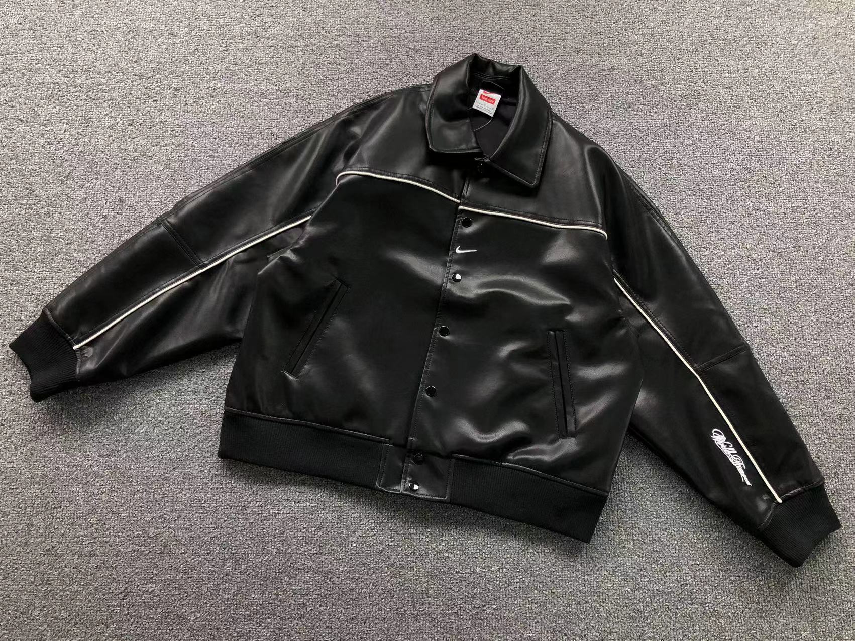 Supreme-Nike-Leather-Varsity-Jacket-Black-2-Drip Store Argentina