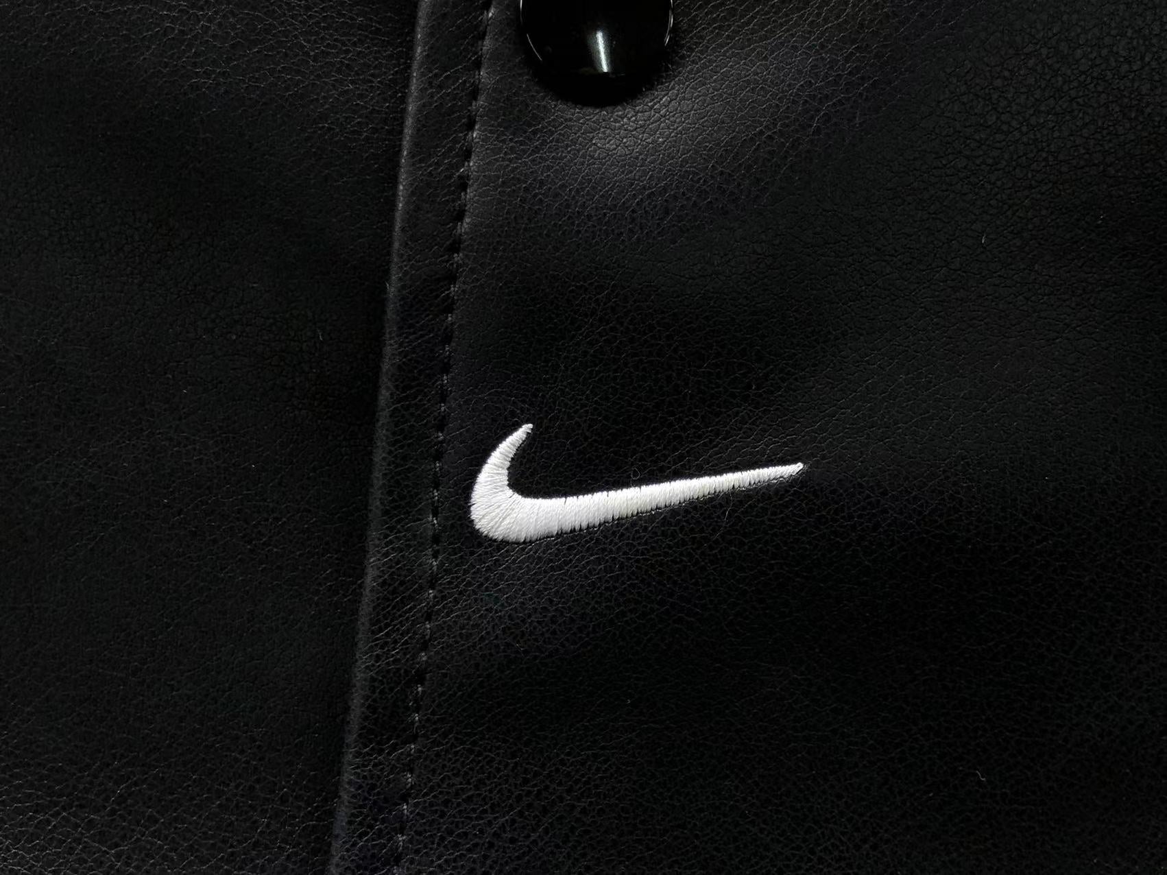 Supreme-Nike-Leather-Varsity-Jacket-Black-6-Drip Store Argentina