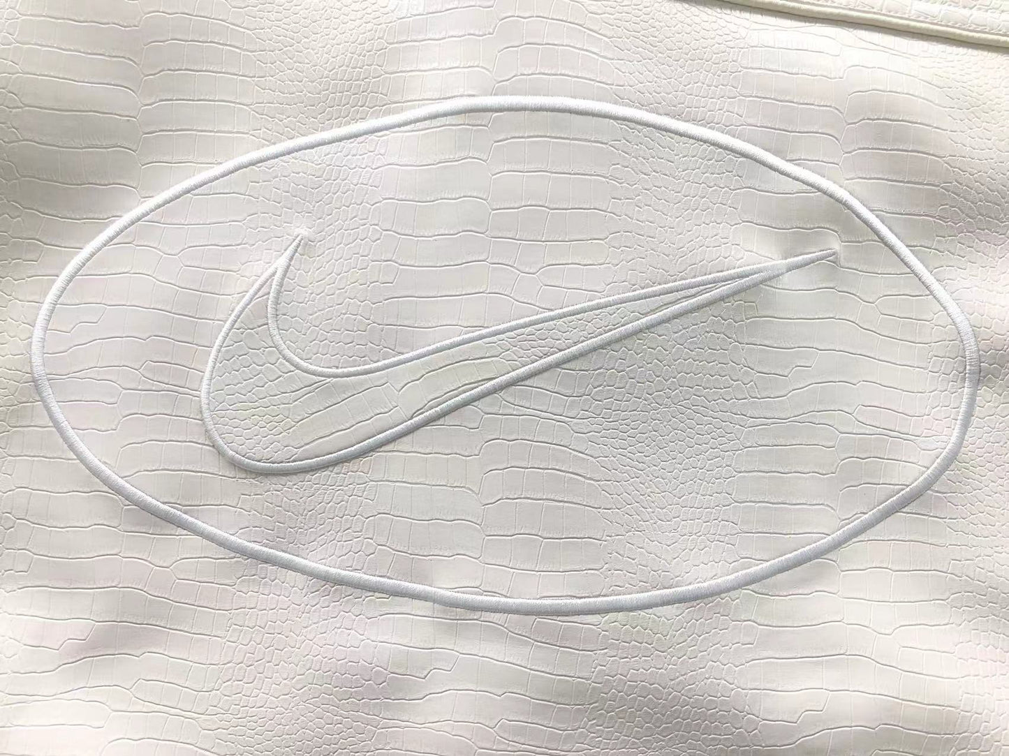 Supreme-Nike-Leather-Varsity-Jacket-White-4-Drip Store Argentina