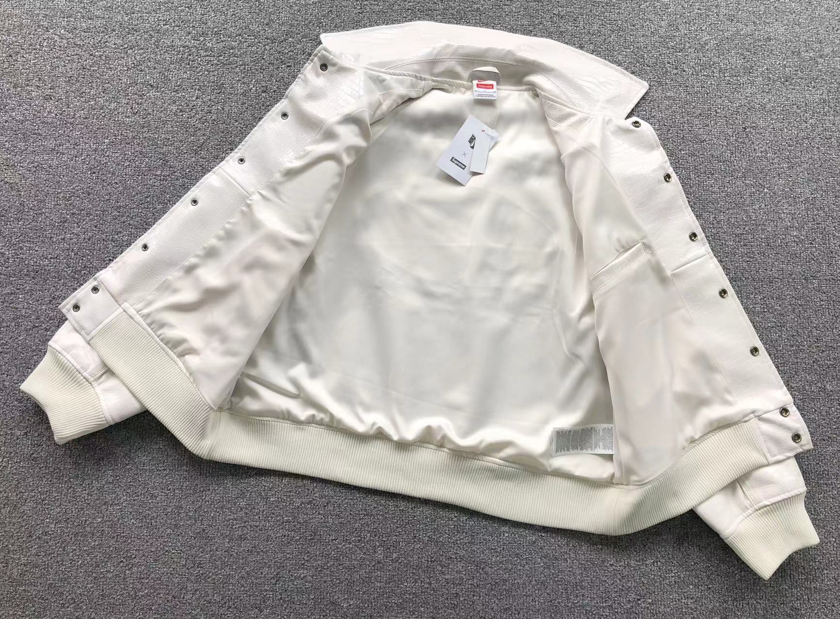 Supreme-Nike-Leather-Varsity-Jacket-White-9-Drip Store Argentina