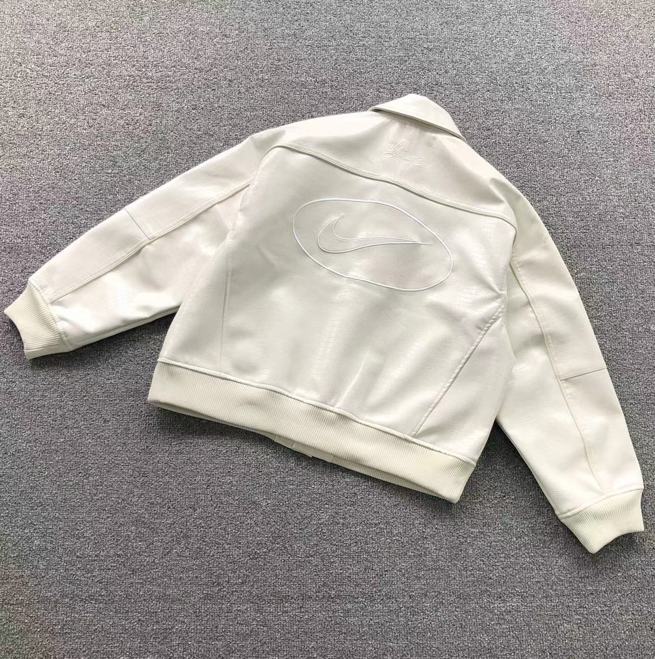 Supreme-Nike-Leather-Varsity-Jacket-White-Drip Store Argentina