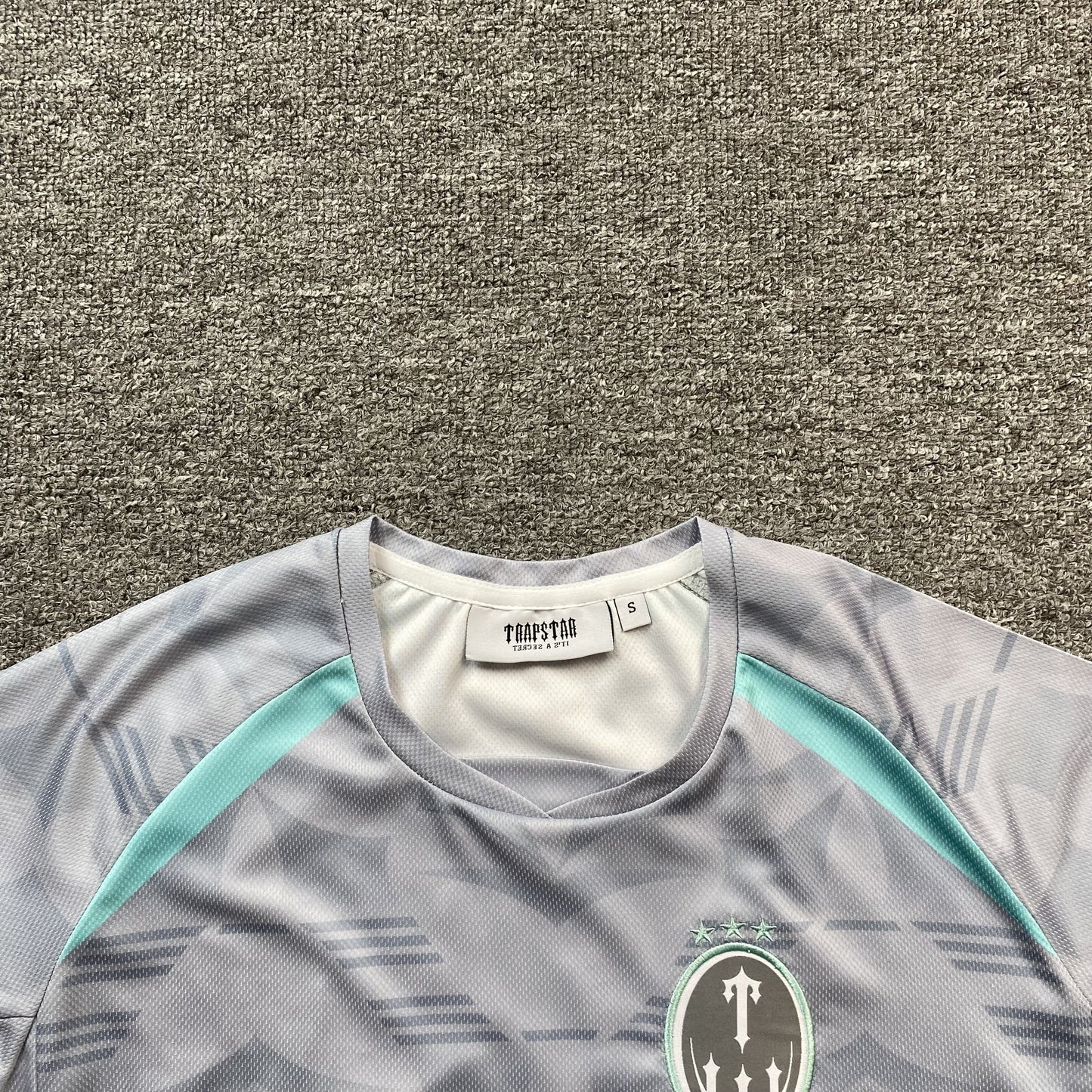 TRAPSTAR IRONGATE FOOTBALL JERSEY GREY