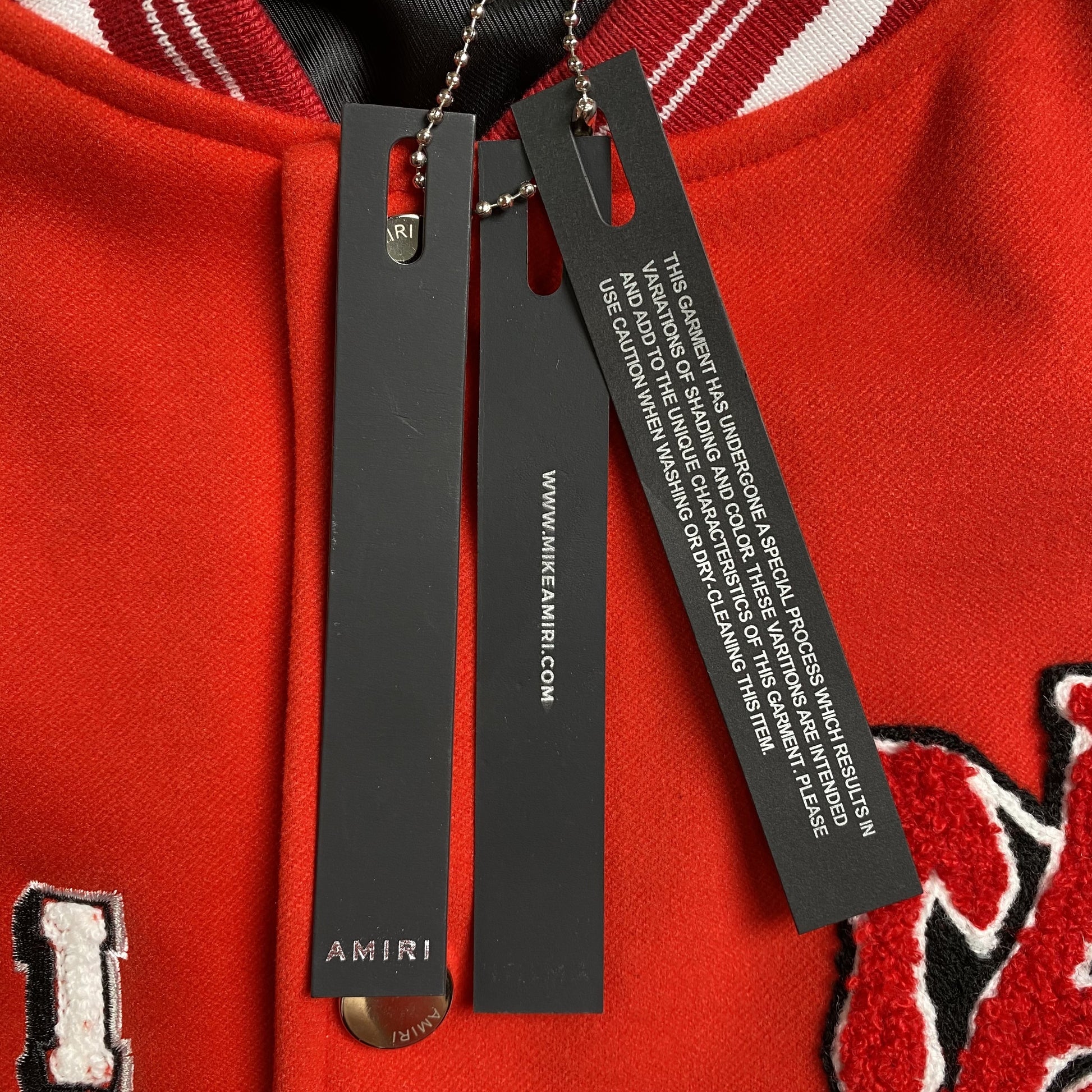 amiri-logo-patch-varsity-jacket-red-6-Drip Store Argentina