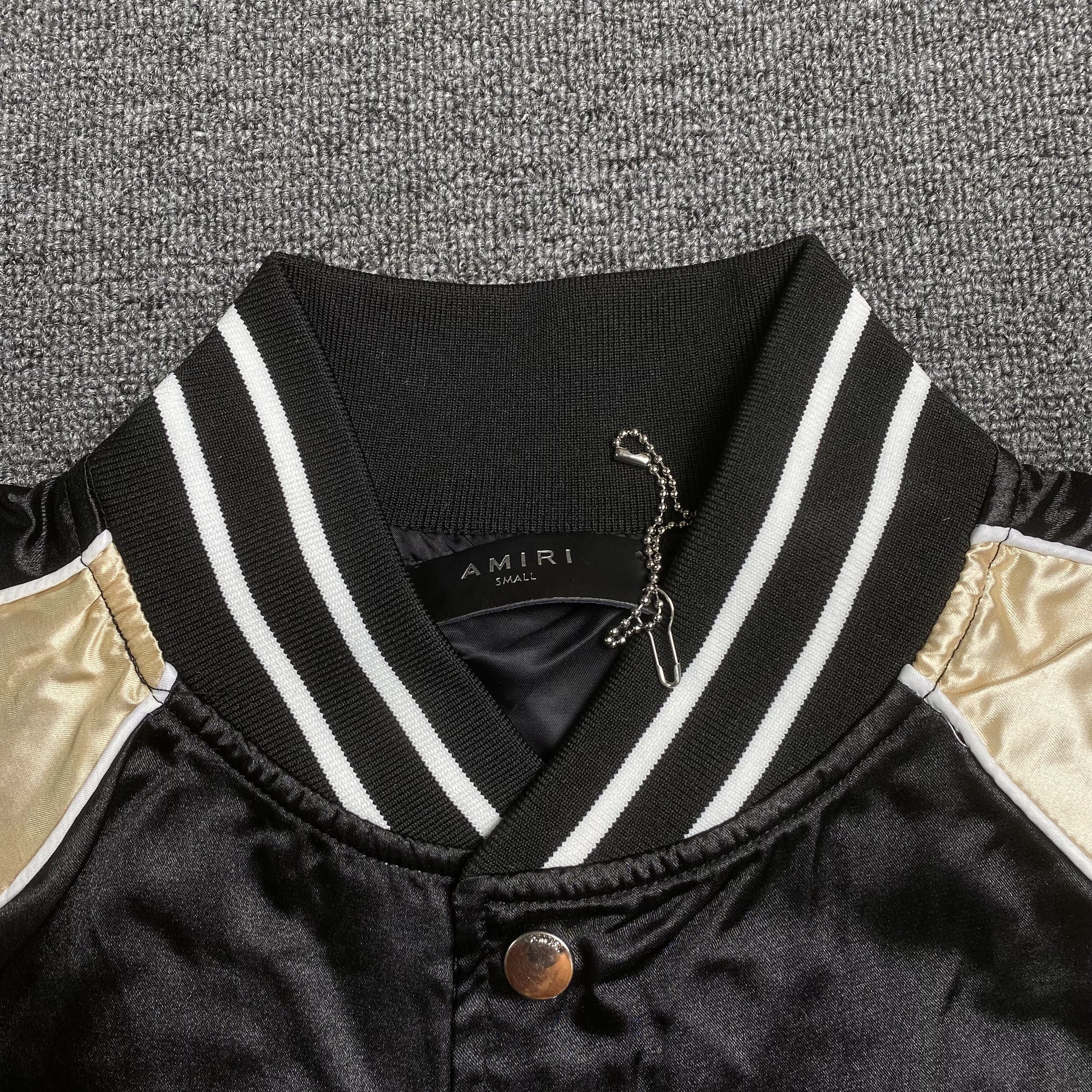 amiri-satin-flames-souvenir-varsity-bomber-jacket-black-4-Drip Store Argentina