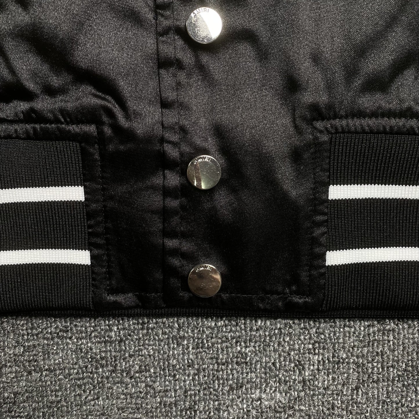 amiri-satin-flames-souvenir-varsity-bomber-jacket-black-5-Drip Store Argentina
