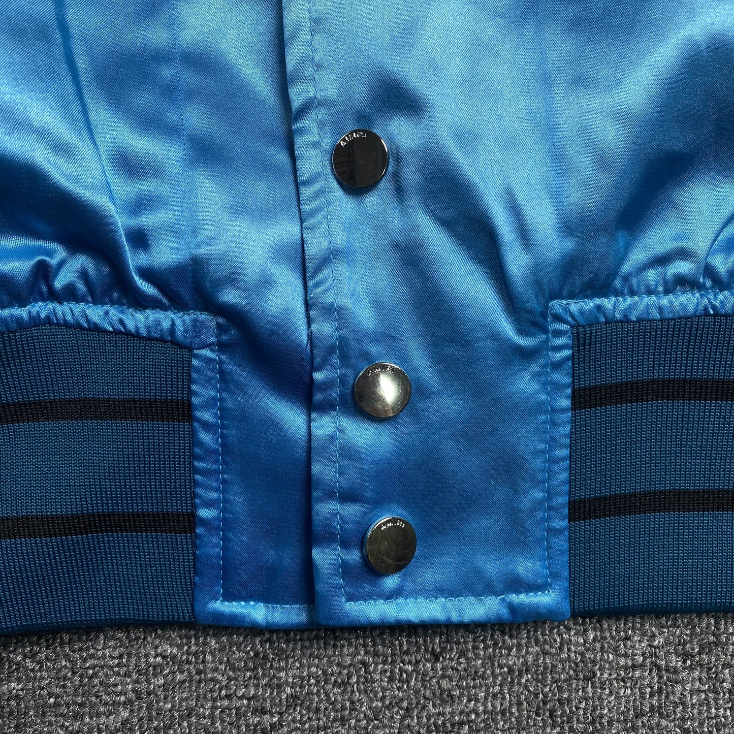 amiri-satin-flames-souvenir-varsity-bomber-jacket-blue-6-Drip Store Argentina