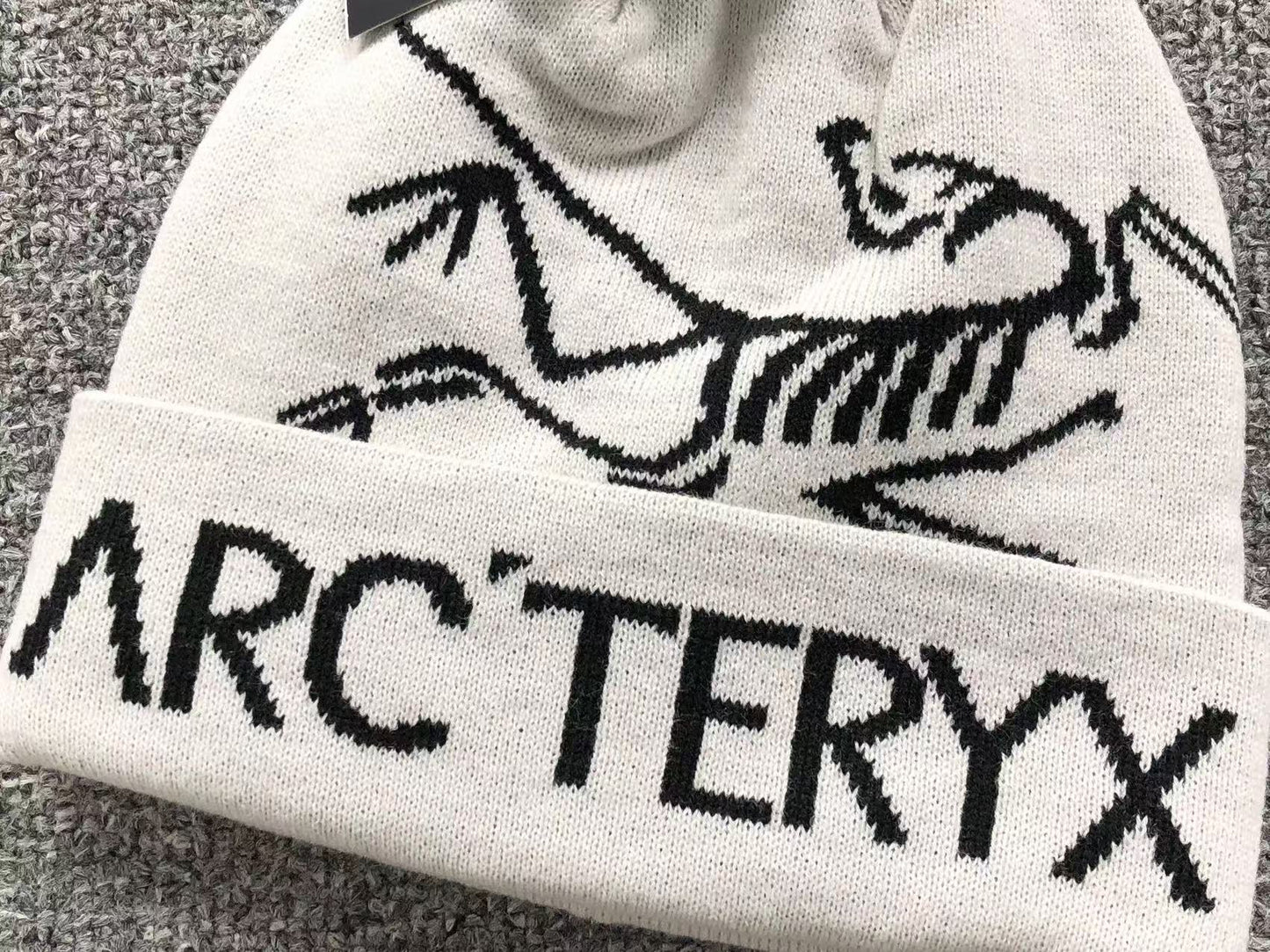 arcteryx-bird-word-toque-beanie-white-3-Drip Store Argentina