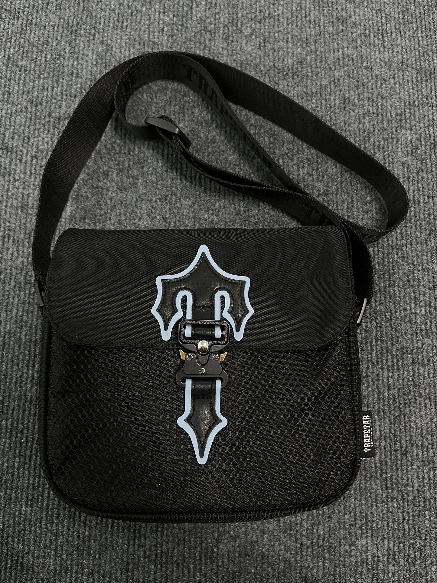 TRAPSTAR IRONGATE 1.0 CROSSBODY BAG BLACK ICE BLUE