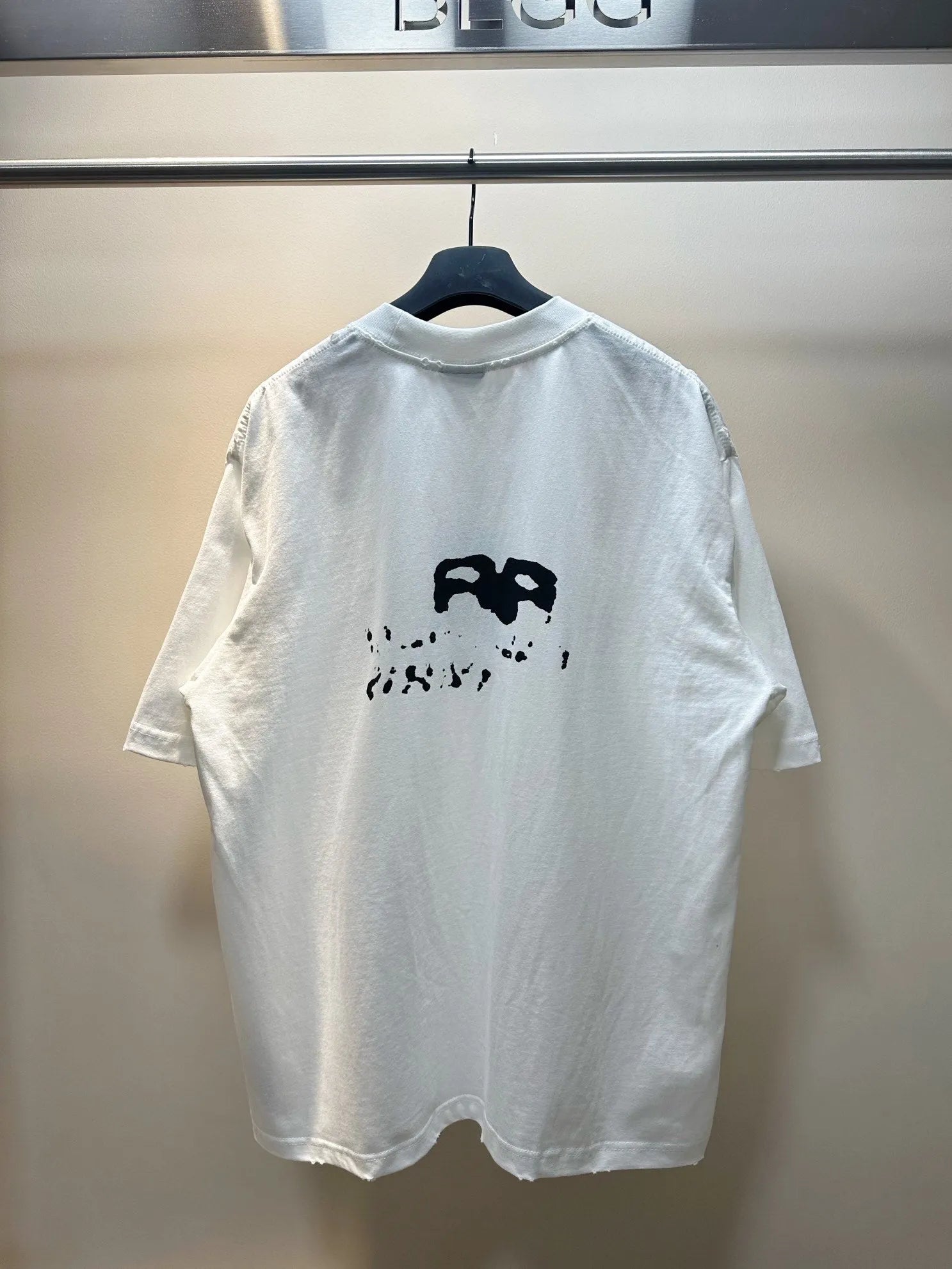 balenciaga-hand-drawn-bb-icon-t-shirt-white-2-Drip Store Argentina