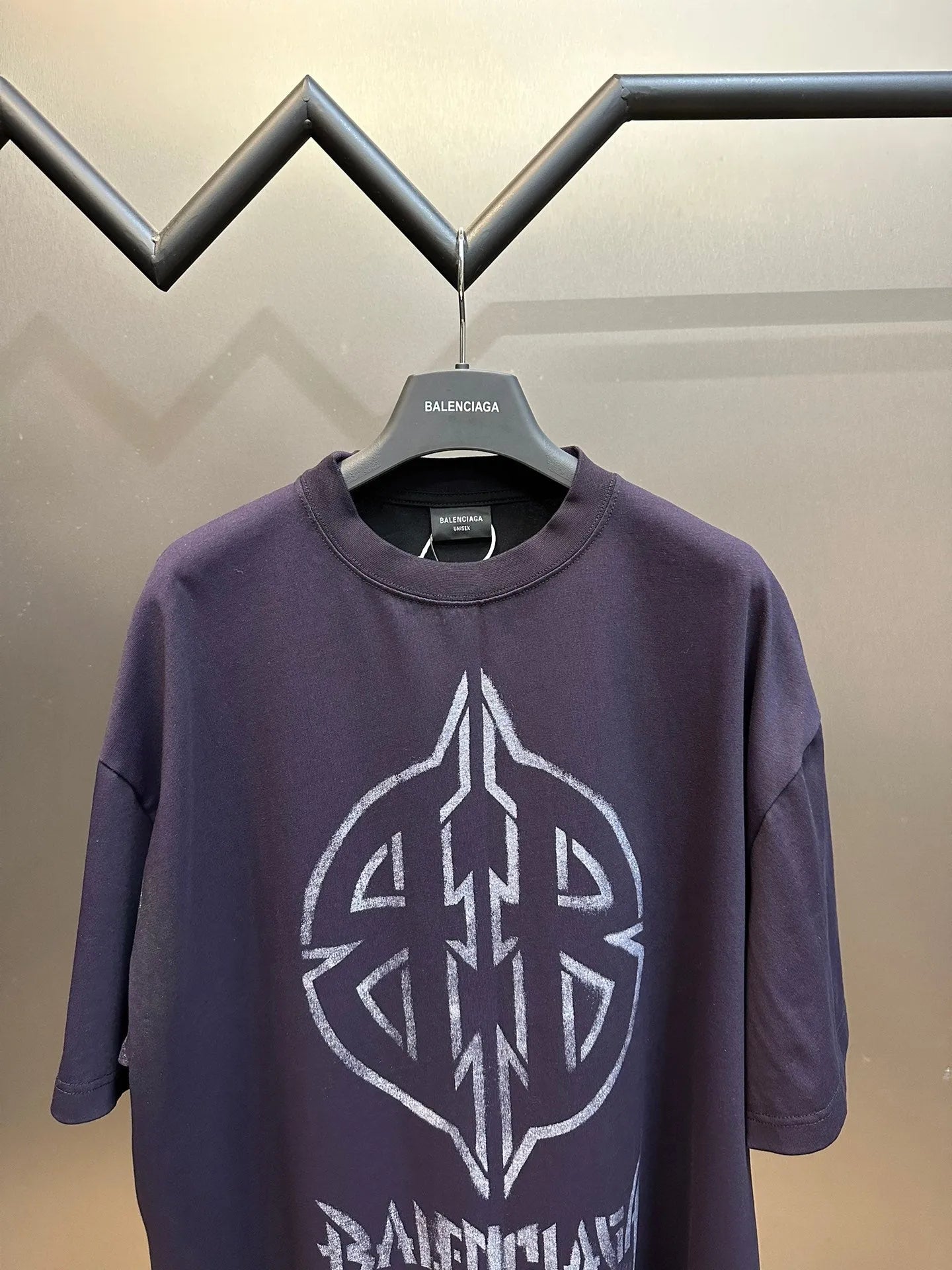 balenciaga-metal-bb-stencil-t-shirt-black-4-Drip Store Argentina