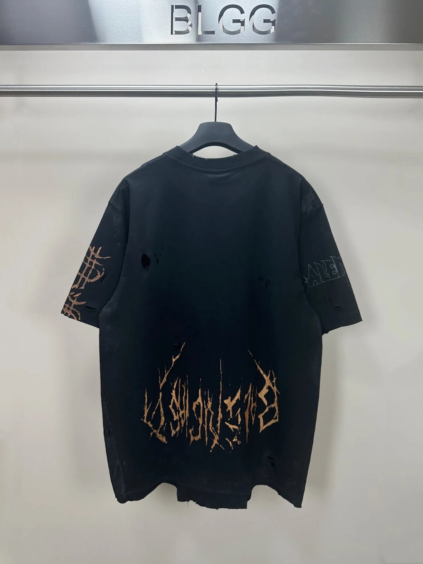 balenciaga-upside-down-paris-moon-tee-black-2-Drip Store Argentina