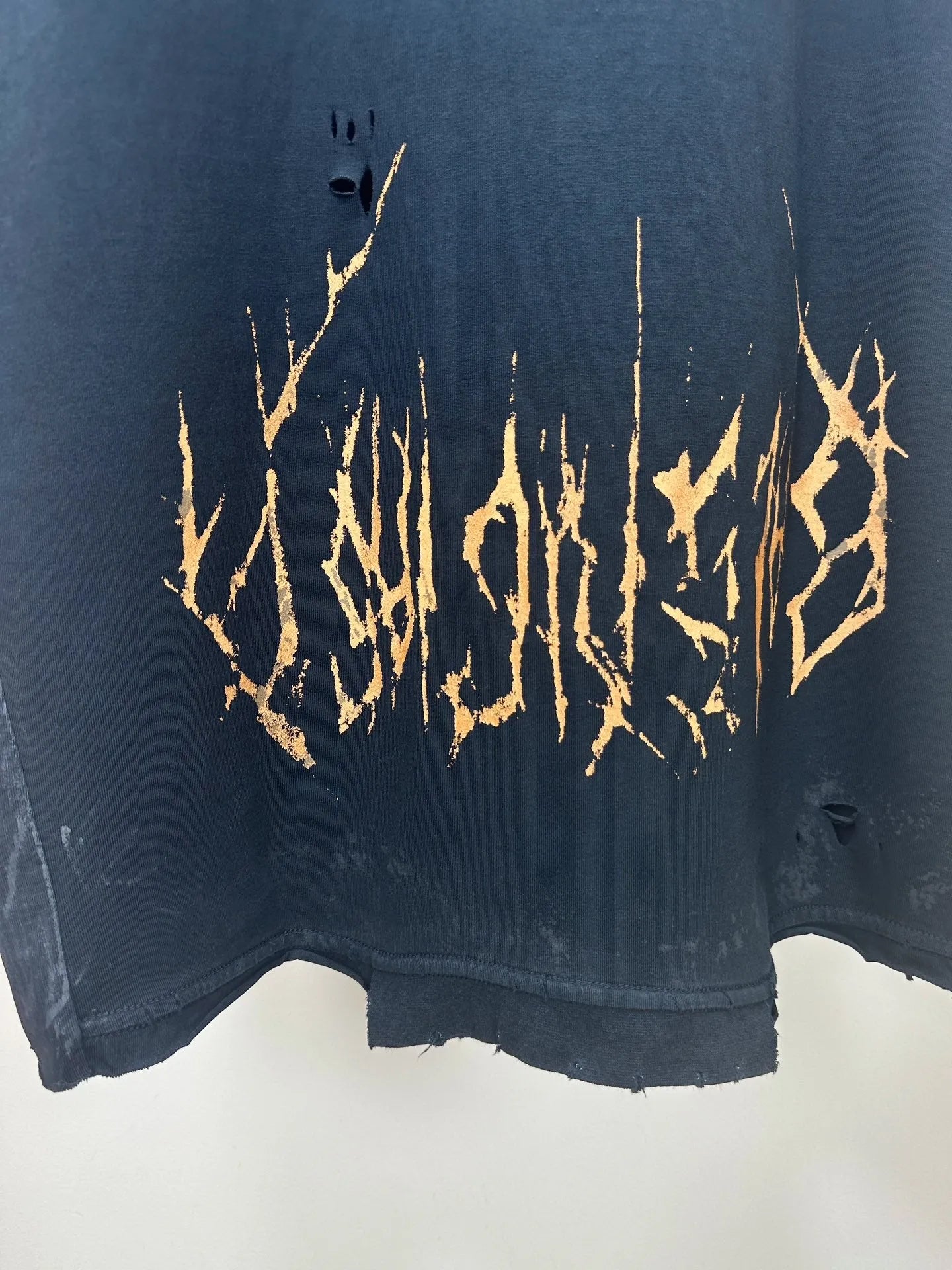 balenciaga-upside-down-paris-moon-tee-black-4-Drip Store Argentina